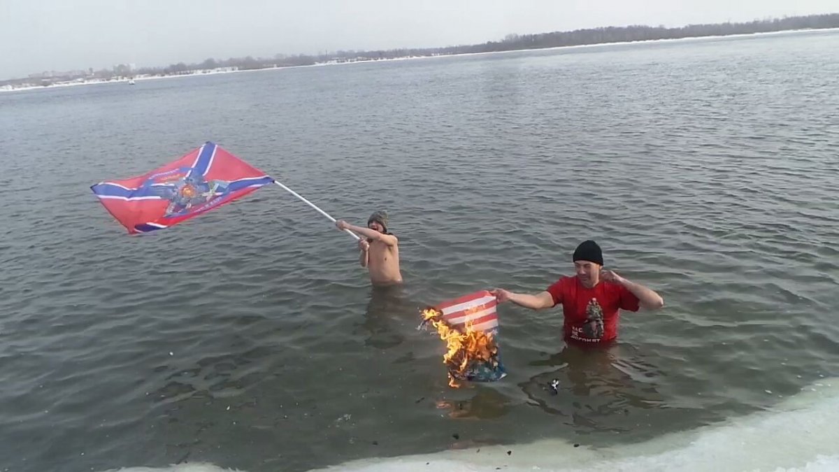 Новосибирские моржи сожгли флаг США в знак поддержки Донбасса